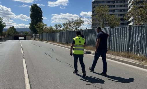 Пътно платно пропадна в столицата и затвори булевард 