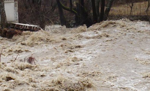 Мъж загина в Северна Гърция, колата му била повлечена от придошла река