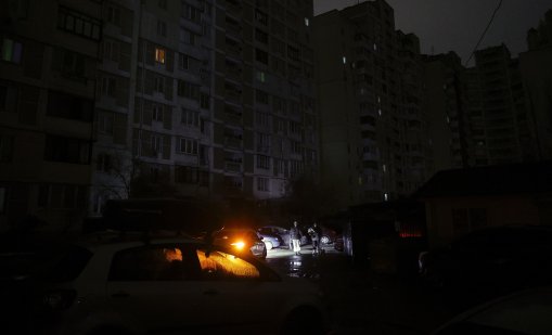 Стотици хиляди хора са без ток в Южна Украйна след руски атаки 