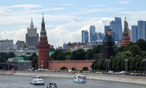 Удължиха ареста на улична музикантка, изпълнявала песен против Путин