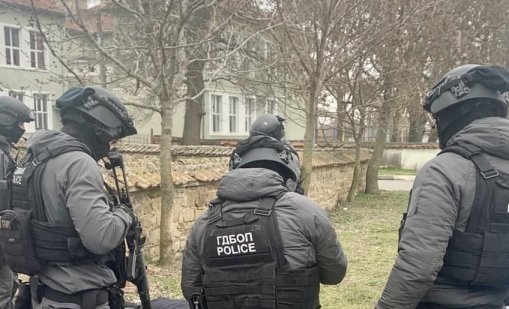 При спецакция: Разабиха най-голямата фабрика за нелегални цигари у нас