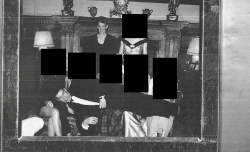 Проститутки в кралския дворец: Снимка от "досиетата Епстийн" унизи Андрю Маунтбатън