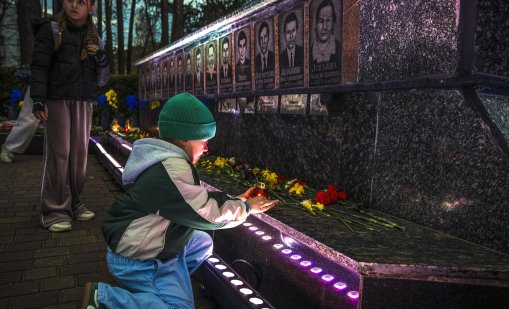 Украинският град, който всяка година в полунощ си спомня за Чернобил СНИМКИ