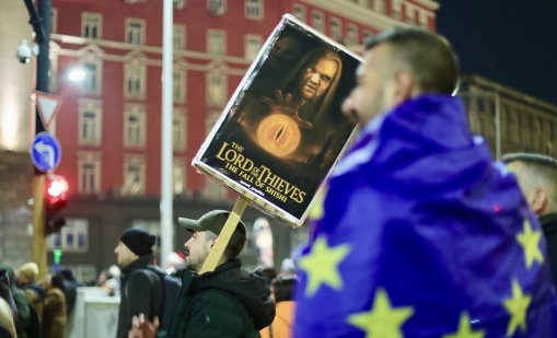 Асен Василев попя, протестът в София свърши без шествие