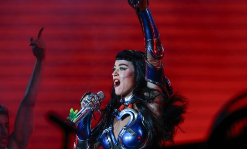 Травмата го преследва: Кейти Пери събула панталоните на колега на парти