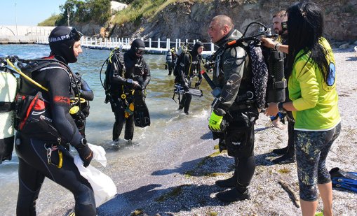 Водолази чистиха морското дъното до остров Света Анастасия