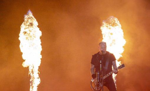 Джеймс Хетфийлд се сгоди сред акули