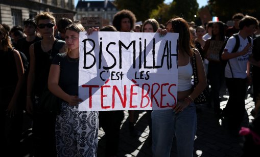 "Bismillah, c&rsquo;est les t&eacute;n&egrave;bres": Какво означава лозунгът на френския студентски протест?