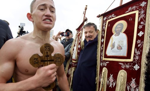 18-годишният Васил Борисов "спаси" кръста в езерото "Дружба" в София СНИМКИ