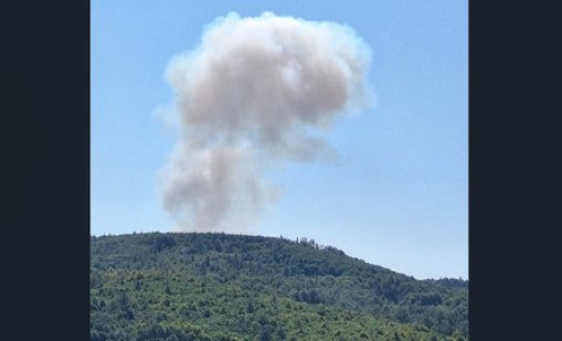 Взрив във военния завод в Белица, пожарни и линейки на място