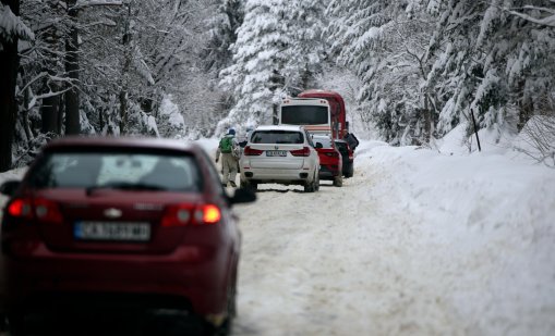 Автобус остана блокиран в снега с часове в Монтанско