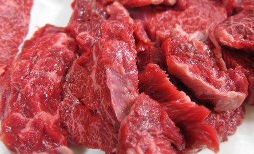 БАБХ затвори магазин в Плевен заради 2,4 тона месо с изтекъл срок на годност