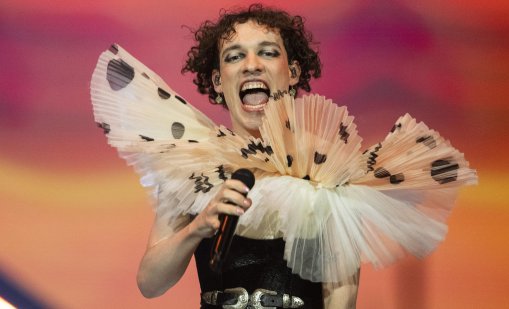 Победителят в "Евровизия" Немо връща трофея, протестира срещу Израел 