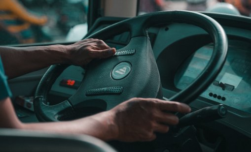 Хванаха водач на автобус от София до Казанлък да гледа порно, докато шофира ВИДЕО