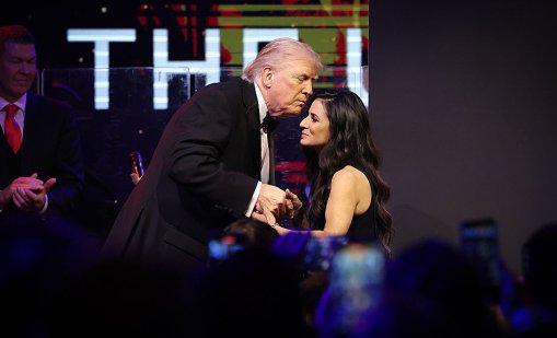 Коя е художничката, която почита Исус и Тръмп? ВИДЕО