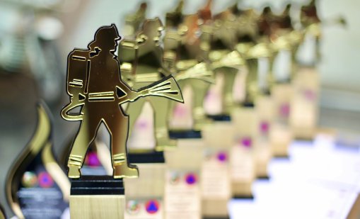 В кадър: Министър Дечев отличи Пожарникар на годината