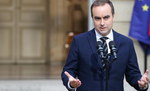 Десет часа след като обяви правителството си: Премиерът на Франция подаде оставка