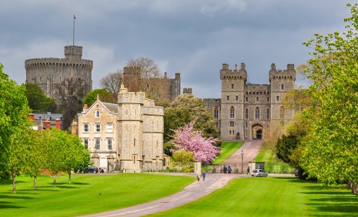 Разюзданият бивш принц Андрю изправи британската монархия пред тежка криза