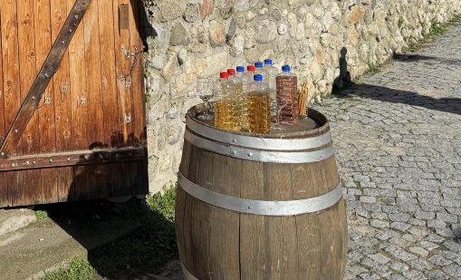След ракията удрят и домашното вино, слагат такса при продажба му