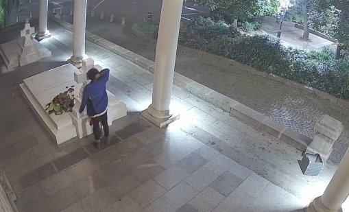 Пак оскверниха гроба на патриарх Неофит ВИДЕО