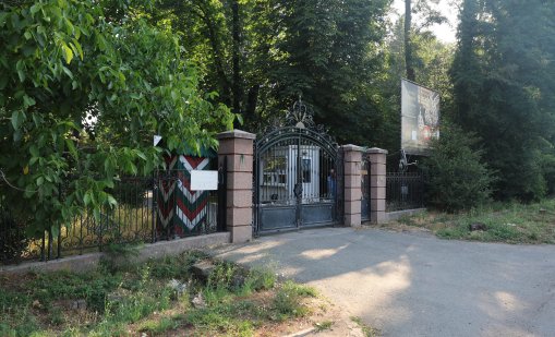 Общината си прибра пейките от “Врана”