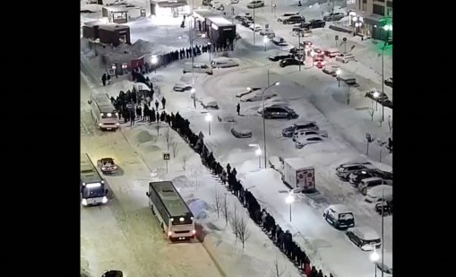 В Русия нямало опашки ли... граждани чакаха близо час на студа за автобус ВИДЕО