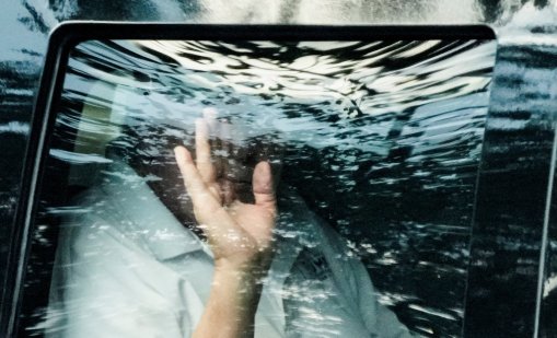Снимките не убеждават: Конспирациите за здравето на Тръмп продължават, получил е инсулт? 