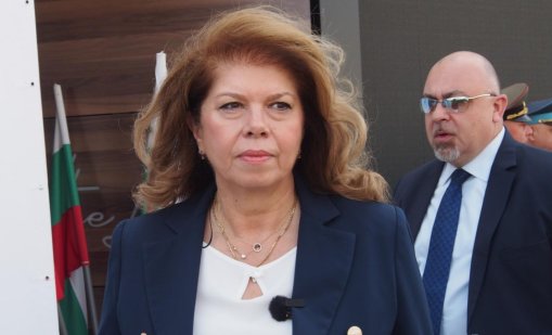 Йотова: Нека не допускаме екраните да заменят човешката близост
