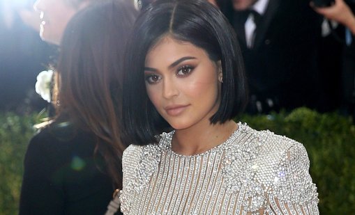 Кайли Дженър подлуди по бял бански