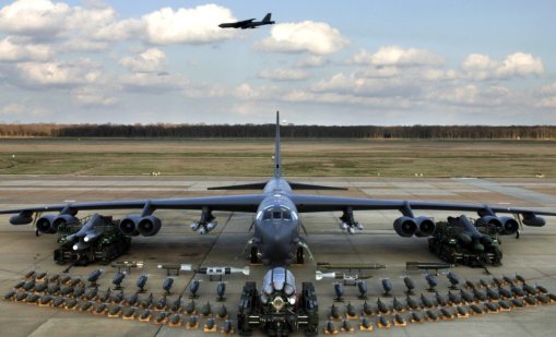 Разби се бомбардировач Боинг Б-52 с 8 души на борда 