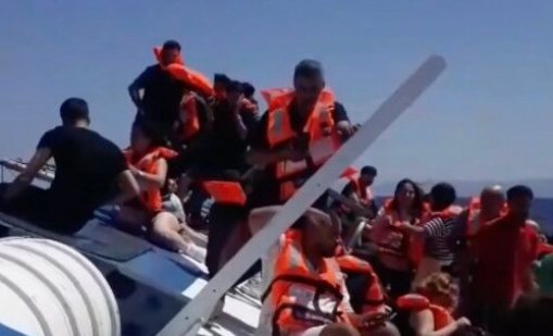 Пътници от потъналия ферибот: Капитанът отказваше да спре, после ни изостави (ВИДЕО)