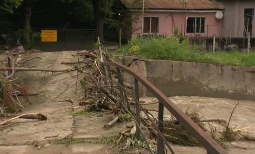 Бедственото положение в Етрополе остава - затворени пътища, няма ток