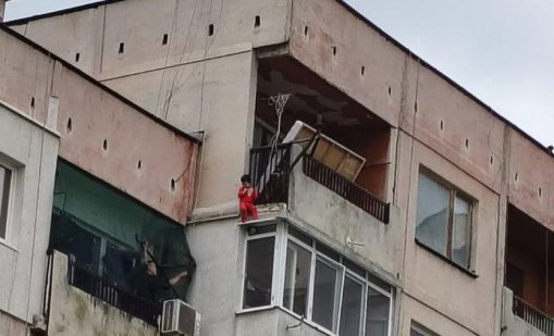 Шокиращи версии защо 3-годишното е било на балкона в Ямбол