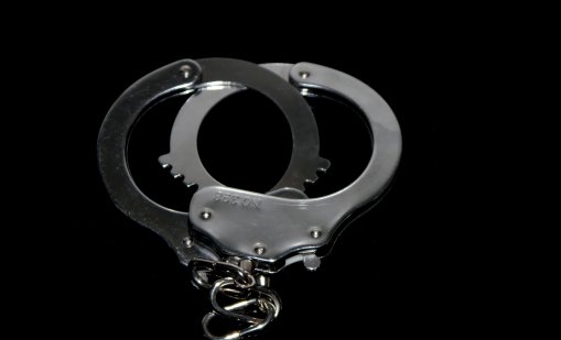 Ютюбър приложил задушаваща хватка на студент с аутизъм в тоалетната и го снимал