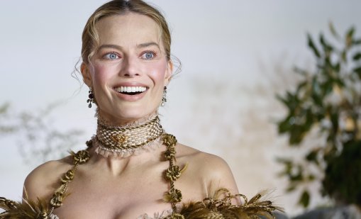 Марго Роби се снима със своята двойница Самара Уийвинг