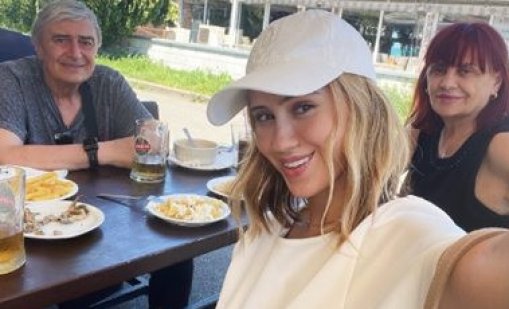Мария Бакалова празнува 30 с родителите си в Бургас