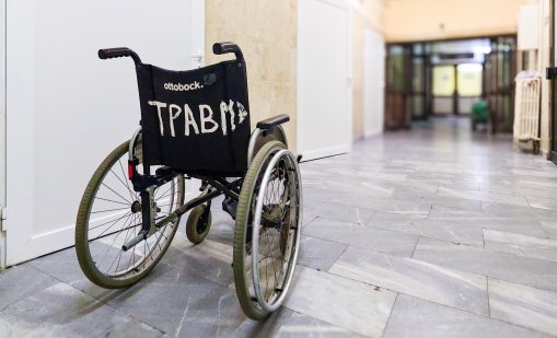 Парадоксът: Защо се осигуряваме, но доплащаме за здравни услуги? 