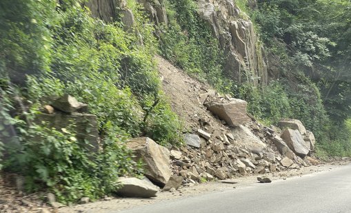 Скален къс разби предното стъкло на кола на пътя София и Самоков 