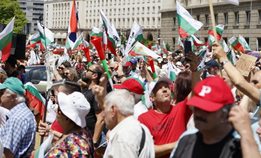 Поддръжници на "Възраждане" пак бранят българския лев на протести в цялата страна 