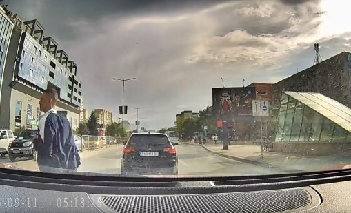 На косъм от трагедия: Удариха безумен пешеходец в София ВИДЕО