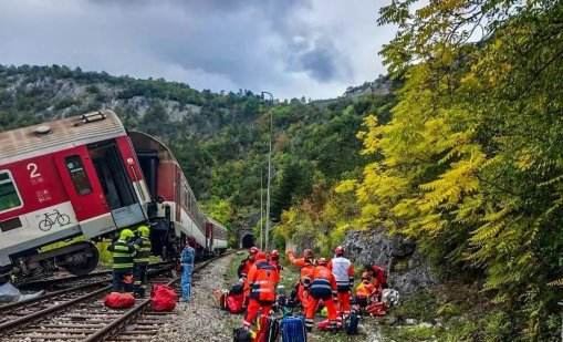 Два пътнически влака се сблъскаха в Словакия
