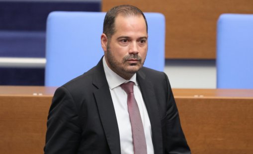 Стоянов пита: Кой разреши да се ползва системата PNR за пътуванията на Пеевски?