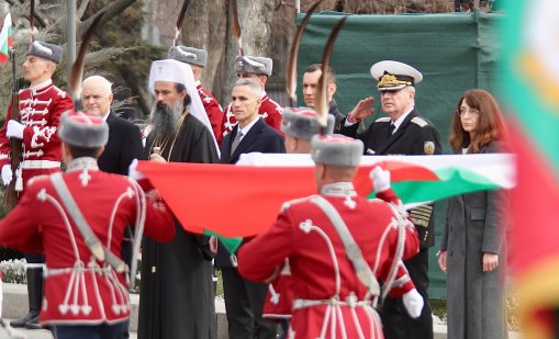 В кадър: Националният флаг бе издигнат на Паметника на Незнайния войн