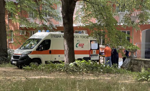 Шофьор отнесе трима пешеходци на пейка в центъра на Пловдив