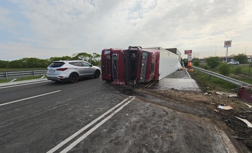 Обърнат ТИР, тонове картофи и разлято гориво на магистрала "Тракия" ВИДЕО