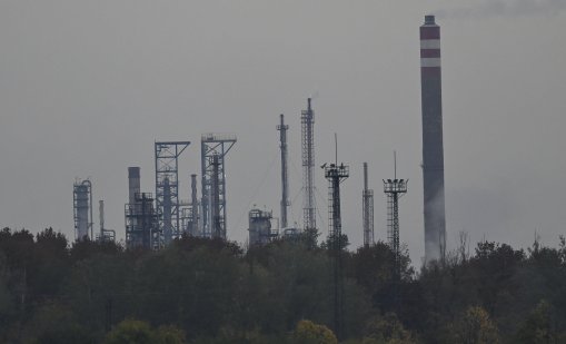 Един загинал и ранени при взрив в завод на МОЛ в Унгария