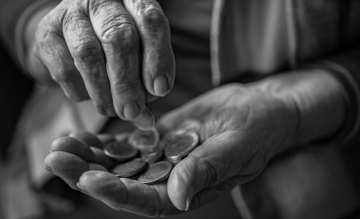 Къде в Европа хората са изложени на най-висок риск от бедност? 