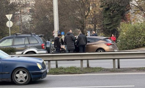 Задръстване на "Цариградско", кола се блъсна в стълб СНИМКИ