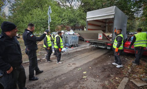 В кадър: Затворници участват в събирането на боклук в "Красно село" и "Люлин"
