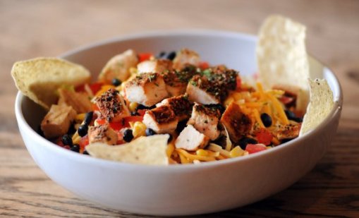 Рецептата Dnes: Салата с пилешко и царевица